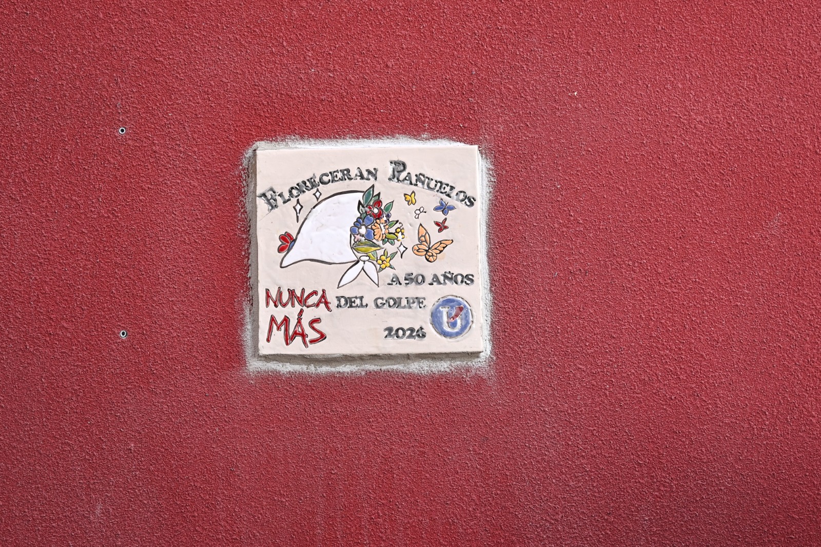 "Florecerán pañuelos": En el edificio de la Facultad en Paraná se descubrió una placa por la Memoria y la defensa de los DDHH